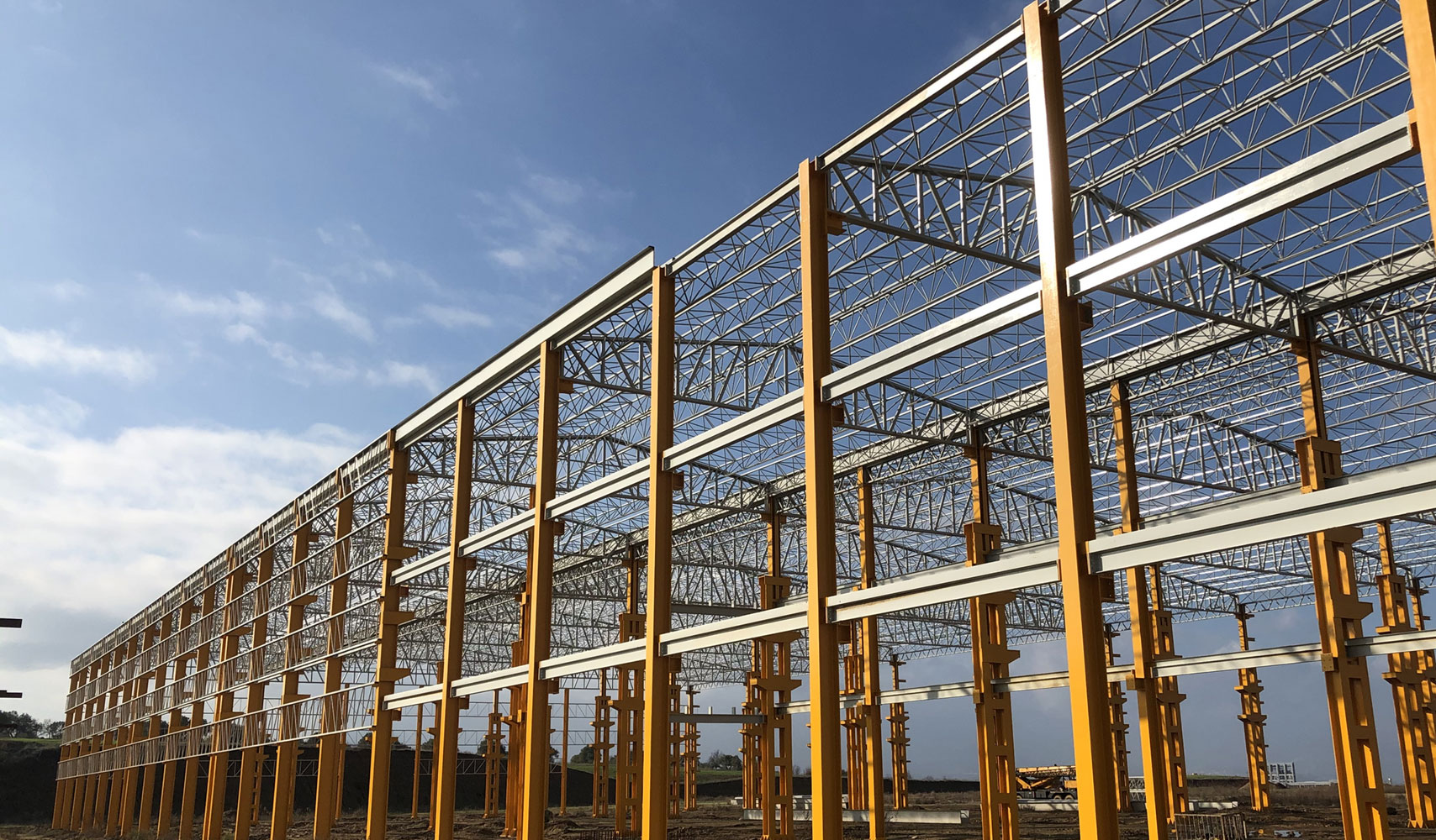 Projeye uygun olarak hazırlanan çelik bileşenler, uzman ekiplerimizce sahada hızla ve güvenle birleştirilir.